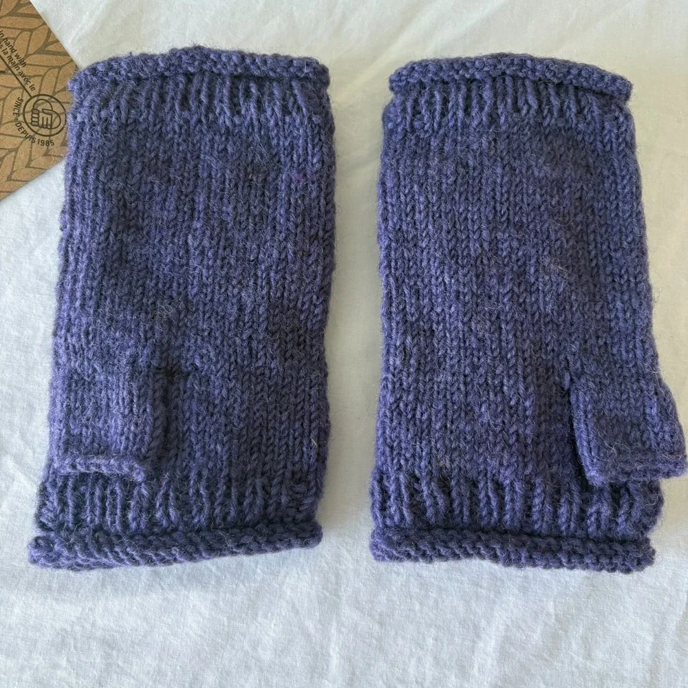 NWT Lost Horizons Handcrafted Womens Blue Knit Flower Petite Fleur Handwarmers